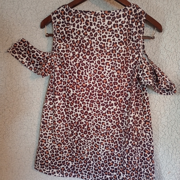 For G and PL Women's Summer Short Sleeve Cold Shoulder Animal Blouse Size S - Picture 2 of 4